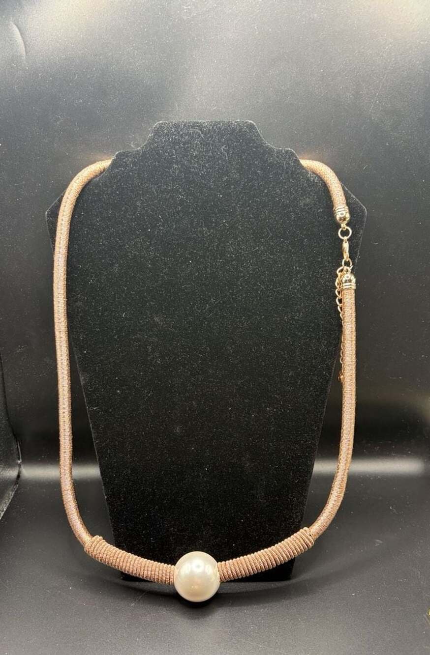 Rose Gold Tone Ribbed Mesh Choker Necklace with Large Faux Pearl